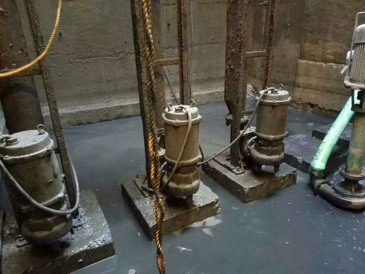 紫云污水池清理