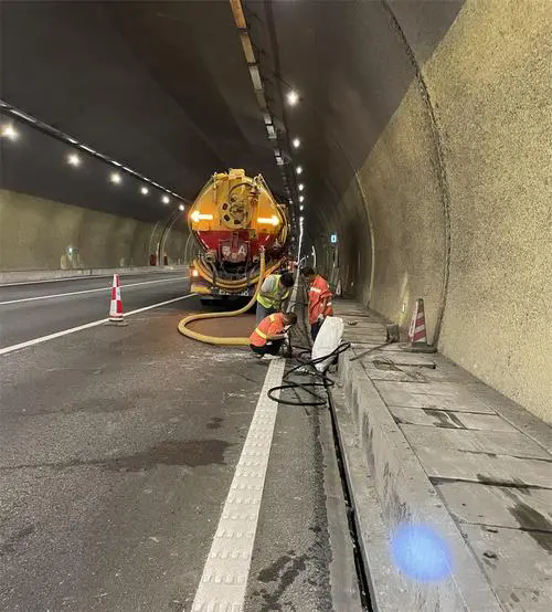 紫云隧道排水渠清淤